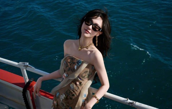 合法配资公司 唐嫣海边美照曝光！黑色超短裙配墨镜尽显时尚魅力，戛纳造型更是艳压全场